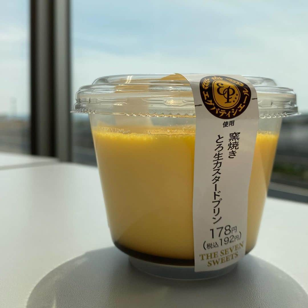 岡山グルメ de ランチさんのインスタグラム写真 - (岡山グルメ de ランチInstagram)「* お久しぶりです！ プリンが食べたくて 2日続けて同じの食べました😋  セブンイレブンの 「窯焼きとろ生カスタードプリン」 192円  とろっとろすぎない程よいかたさだし カスタード吸いたいレベルの私は とても好きなやつ💕  コロナ怖すぎて ごはん食べに行かないし カフェでお茶もしない日々… コンビニスイーツありがたし🙏✨  スタバ（もう何年も行ってないけど）の アイスチャイティーラテも コンビニで飲める！嬉しい！！  皆さんどうか 元気でいてくださいね😊  #プリン #コンビニプリン #コンビニスイーツ #窯焼きとろ生カスタードプリン  #カスタード吸いたい #ありがとうコンビニ #岡山グルメ #岡山スイーツ  柏餅、買って帰ろうー🎏」5月4日 17時45分 - okayama_lunch