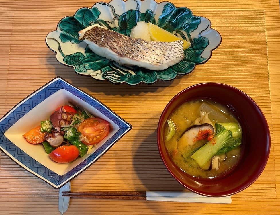 島本真衣さんのインスタグラム写真 - (島本真衣Instagram)「こんばんは✨ 平日はなるべく夕飯を早めに食べるようにしています。 明日も宜しくお願いします🤍  #鯛の塩焼き #サラダ #タコ #トマト #みょうが #オクラ#大葉 #梅干し #しょうが #お味噌汁 #椎茸 #舞茸 #青梗菜 #器 #スイカ柄 #おうちごはん  #島本真衣」5月4日 18時02分 - mai_shimamoto_ex