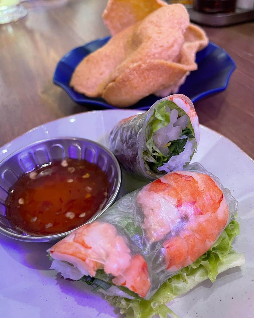 まゆぴちゅーさんのインスタグラム写真 - (まゆぴちゅーInstagram)「映える🌼美味しい🍴タイ料理屋さん🇹🇭💓！  恵比寿駅東口から徒歩2分ほどのところにある、 【タイ屋台 ラオラオ】 @tai_raorao 🇹🇭✩  店内がネオンの文字とかもあってめちゃ映え♡  そしてまゆが手に持ってるジョッキやばない！？🤣🤣 “スカイツリージョッキ”🤣🤣👏✨✨  めちゃ重たかったwwww  いい経験になりましたわ😎✌️（笑）  コースでいただいたんだけど、  えびせん 生春巻き ヤムウンセン(春雨サラダ) ガイヤーン(鶏の炭火焼き) ガパオ炒め グリーンカレーもんじゃ パッタイ  全部美味しかったし、グリーンカレーもんじゃは 新鮮だったけどちゃんと味がグリーンカレーで💓 私的とろ〜り卵と食べるガパオ炒めと最後のパッタイ が最高だった🥺✌️❤️(写真撮り忘れた🤦‍♀️)  パクチー苦手な人はパクチー別添えもできるよ🙆‍♀️ (そう、わたしパクチーダメな人間😔www)  お店の方も優しくていい方で居心地も最高なので ぜひ行ってみてねん(  ˊ࿁ˋ ) ᐝ🌈🇹🇭✨✨  ----------------------------- 【タイ屋台 ラオラオ】 📍 東京都渋谷区恵比寿4-4-14 イナビル 1F 📞 050-5890-8028 ⏱ ［月～日］ 11：30～21：00(20：00LO) 日曜営業  ----------------------------- . . . #タイ屋台 #タイ料理 #ラオラオ #タイ屋台ラオラオ #恵比寿 #恵比寿グルメ #恵比寿ディナー  #パクチー料理 #ガパオ #パッタイ #タイ料理 #東京グルメ #東京グルメ部 #女子会ディナー  #女子会コーデ #thaifood #thailand🇹🇭  #酒豪 #酒飲み女子 #見たらグイ #映えドリンク #映えスポット #インスタ映え料理 #都内グルメ」5月4日 17時58分 - mayu_03pichu