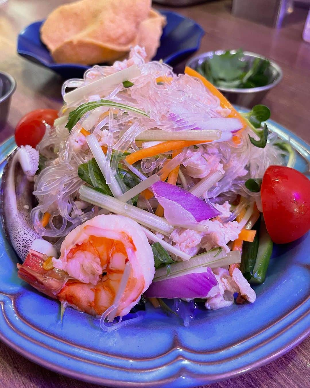 まゆぴちゅーさんのインスタグラム写真 - (まゆぴちゅーInstagram)「映える🌼美味しい🍴タイ料理屋さん🇹🇭💓！  恵比寿駅東口から徒歩2分ほどのところにある、 【タイ屋台 ラオラオ】 @tai_raorao 🇹🇭✩  店内がネオンの文字とかもあってめちゃ映え♡  そしてまゆが手に持ってるジョッキやばない！？🤣🤣 “スカイツリージョッキ”🤣🤣👏✨✨  めちゃ重たかったwwww  いい経験になりましたわ😎✌️（笑）  コースでいただいたんだけど、  えびせん 生春巻き ヤムウンセン(春雨サラダ) ガイヤーン(鶏の炭火焼き) ガパオ炒め グリーンカレーもんじゃ パッタイ  全部美味しかったし、グリーンカレーもんじゃは 新鮮だったけどちゃんと味がグリーンカレーで💓 私的とろ〜り卵と食べるガパオ炒めと最後のパッタイ が最高だった🥺✌️❤️(写真撮り忘れた🤦‍♀️)  パクチー苦手な人はパクチー別添えもできるよ🙆‍♀️ (そう、わたしパクチーダメな人間😔www)  お店の方も優しくていい方で居心地も最高なので ぜひ行ってみてねん(  ˊ࿁ˋ ) ᐝ🌈🇹🇭✨✨  ----------------------------- 【タイ屋台 ラオラオ】 📍 東京都渋谷区恵比寿4-4-14 イナビル 1F 📞 050-5890-8028 ⏱ ［月～日］ 11：30～21：00(20：00LO) 日曜営業  ----------------------------- . . . #タイ屋台 #タイ料理 #ラオラオ #タイ屋台ラオラオ #恵比寿 #恵比寿グルメ #恵比寿ディナー  #パクチー料理 #ガパオ #パッタイ #タイ料理 #東京グルメ #東京グルメ部 #女子会ディナー  #女子会コーデ #thaifood #thailand🇹🇭  #酒豪 #酒飲み女子 #見たらグイ #映えドリンク #映えスポット #インスタ映え料理 #都内グルメ」5月4日 17時58分 - mayu_03pichu