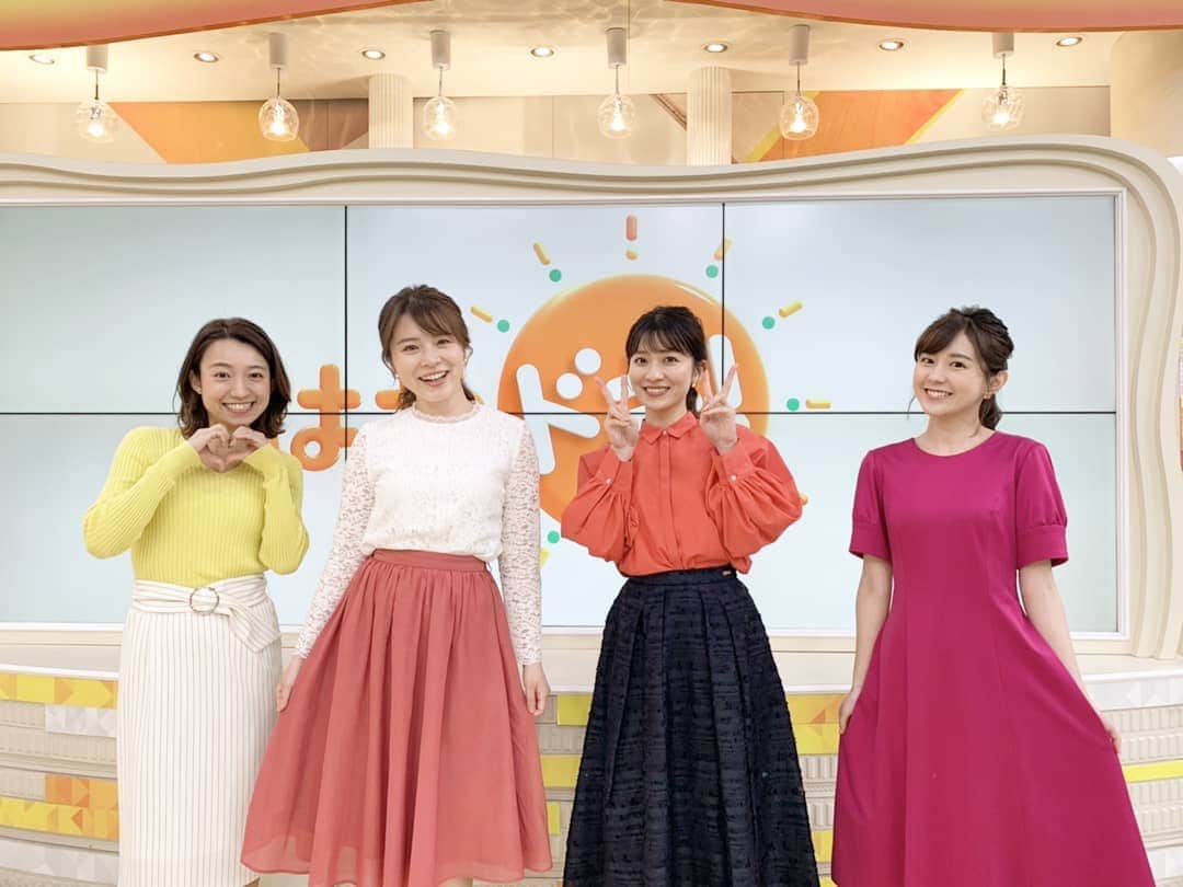 TBS「はやドキ！」のインスタグラム：「明日はこどもの日🎏﻿ ﻿ 祝日もはやドキ観てくださいね😊﻿ ﻿ この日は暖色の衣装👗 元気がでます☀️﻿ ﻿ ﻿ 皆川﻿ ﻿ 撮影のときはマスクを外しています。 ﻿ #水曜日﻿ #山本里菜﻿ #若林有子﻿ #皆川玲奈﻿ #アナウンサー﻿ #池田沙耶香﻿ #気象予報士﻿ #はやドキ﻿ #tbs」