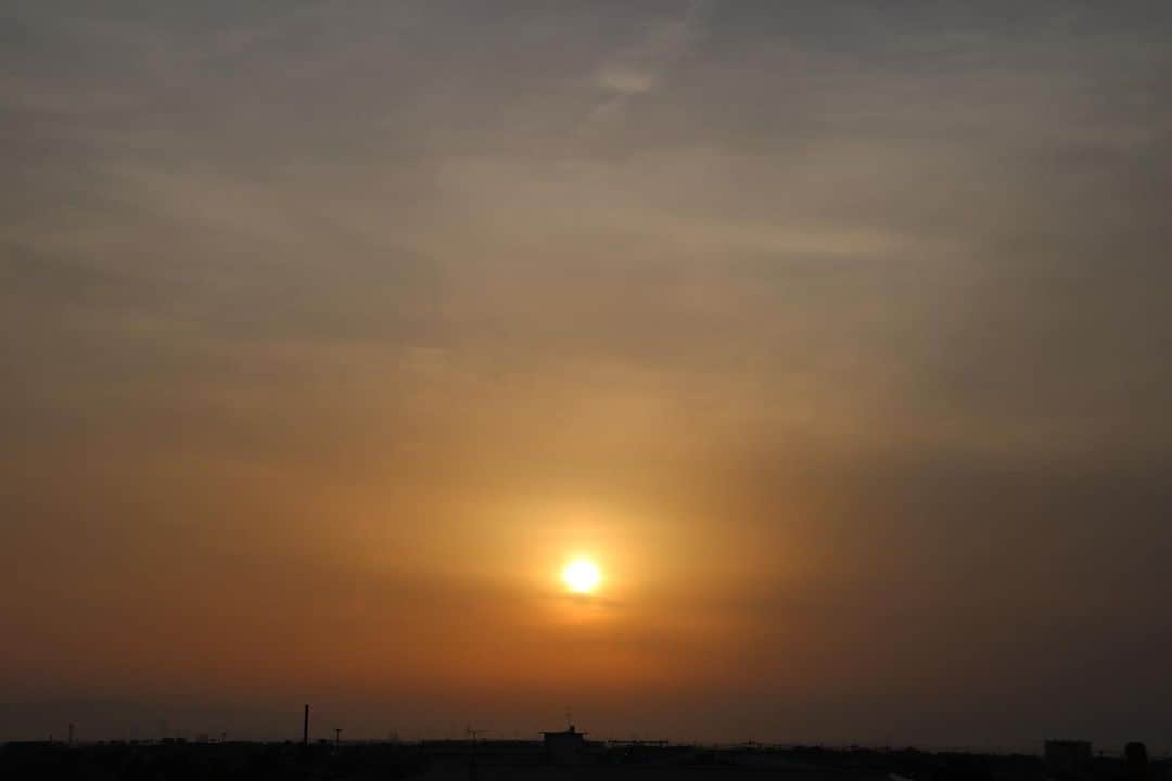 坂元美香さんのインスタグラム写真 - (坂元美香Instagram)「today's sunset 2021/05/04 18:22  渋滞中のアクアラインから。 長い長い渋滞はまだまだ続く…  #sunsetphotobymikasakamoto  #sunset #夕陽 #夕日 #夕焼け #tokyosky #やっぱり空が好き #イマソラ  #CanonEOSKiss」5月4日 18時41分 - mika_saka