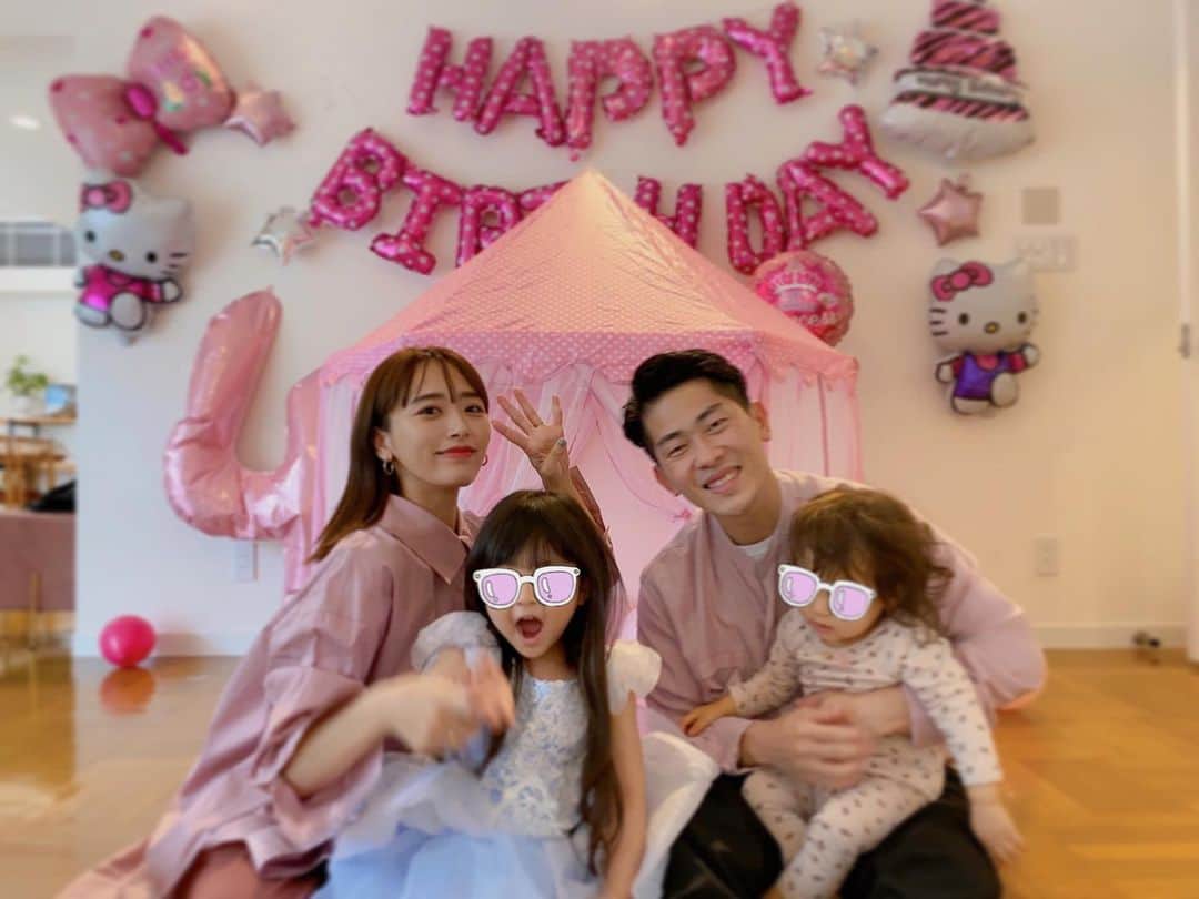 近藤千尋のインスタグラム：「太田家の長女十愛さん、 ４歳になりました~♥️👏🥰 今年のケーキは鬼滅の刃🎂 去年に引き続き、今年も 4人でお祝いでした🥂 ジィジ、バァバには テレビ電話で。。。📺  最近は、パパやママ よりもしっかりしてきて😂 お料理、お洗濯のお手伝い もやってくれたり、、、  完全に私の助手です😆♥️笑 でもまだ寂しがりやなところは 赤ちゃんの時のままだね☺️☺️  妹に髪の毛を引っ張られても 涙を浮かべて我慢してる十愛、 たまにやり返しちゃった時 後悔した顔をする十愛🥲 いつもお姉ちゃんでいてくれてありがとうね🥰  名前のまま、沢山の愛を十分に受けて育ってくれてありがとう✨✨✨  ４歳も、ハッピーに過ごせるようにママパパがんばるぞ😍  #4歳誕生日」