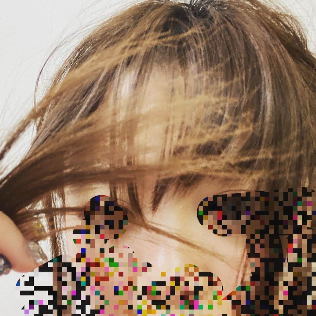 岩谷麻優さんのインスタグラム写真 - (岩谷麻優Instagram)「アイロンで髪焦げてチリチリなった 焦げ臭いしチリチリ 焦げた毛は元どうりなるんですか？泣」5月4日 18時53分 - iwatanimayu