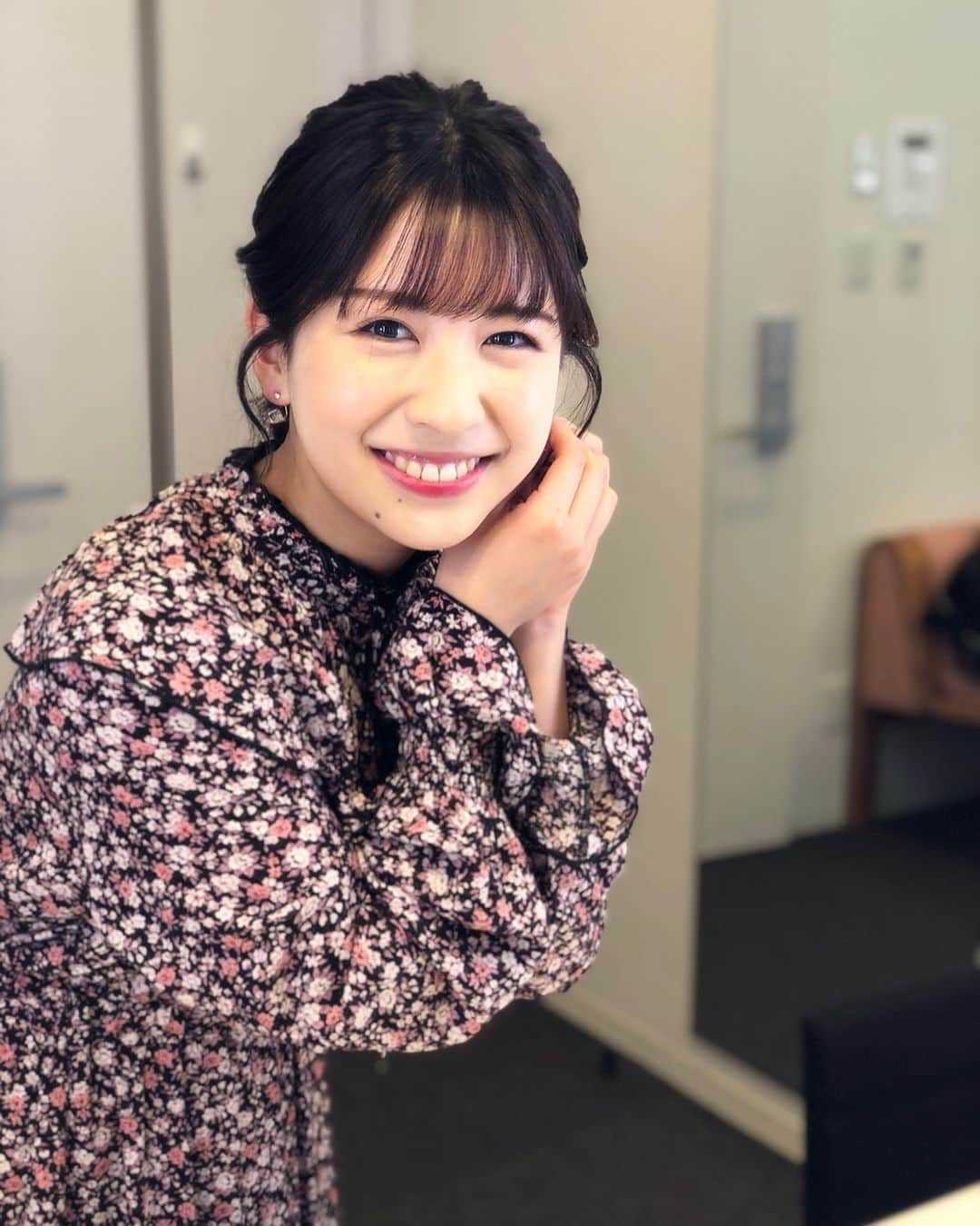 セントフォースさんのインスタグラム写真 - (セントフォースInstagram)「. 岡田美里です！ 前回に引き続き、テレビ朝日「東大生ランキング」に出演させていただきます😊 今回のテーマはアニメと音楽！皆さんにも馴染みのあるテーマだと思うので、ぜひご覧ください✨  写真は収録前の準備の様子です📸 素敵な衣装とヘアメイクでうきうきしていました😆  ※5/4(火)20:00〜 林修の今でしょ!講座　特別編　東大生ランキング  #岡田美里 (@miss02todai2020 )  #林修の今でしょ講座 #東大生ランキング #東大生 #アニメ #音楽」5月4日 19時03分 - centforce.official