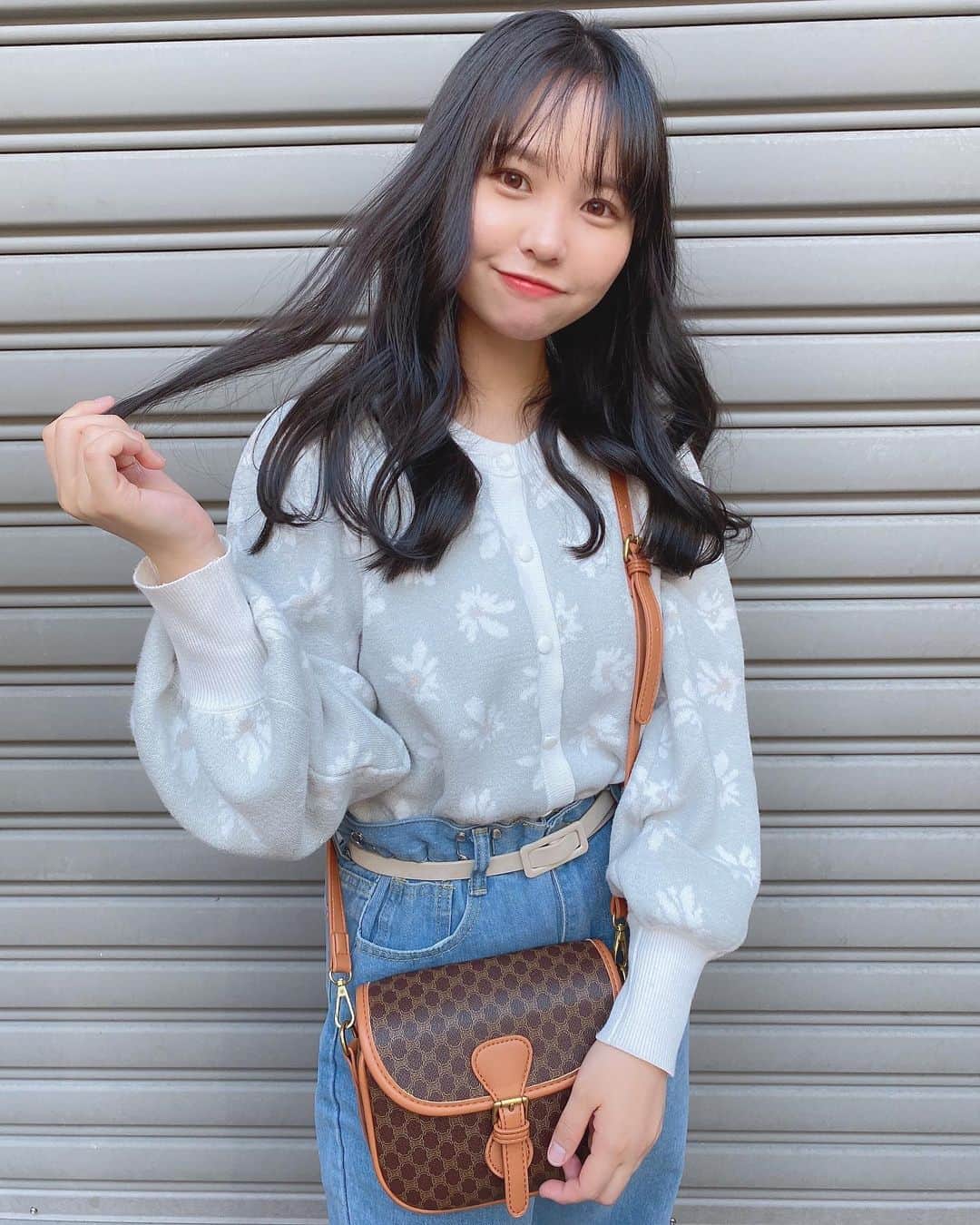 本郷柚巴のインスタグラム：「お気に入りの髪色とカバンと服😌  #2枚目 #カバンの色合い似てるけど #よくみたら違う #17kg」