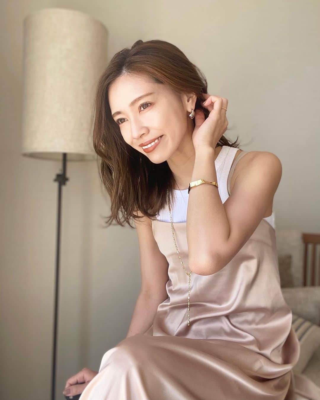石黒美帆のインスタグラム：「﻿ *﻿ 存在感のあるアクセサリー𓂃 .⋆﻿ ﻿ シンプルなコーデをほんのり格上げしてくれるので、欠かせないアイテムたち☺️﻿ ﻿ ピアスは @tao.collection.official 。﻿ ネックレスとブレスレットは @seadsmara です🤍﻿ ﻿ お肌にはゴールドの方が合うようなんですが、やっぱりシルバーも付けたい🕊🕊﻿ ﻿ ﻿ ﻿ #ファッション#シンプルコーデ#シルバーアクセサリー#ゴールドアクセサリー#シルバーピアス#アクセサリー#春服#春服コーデ#春コーデ#taocollection#seadsmara」