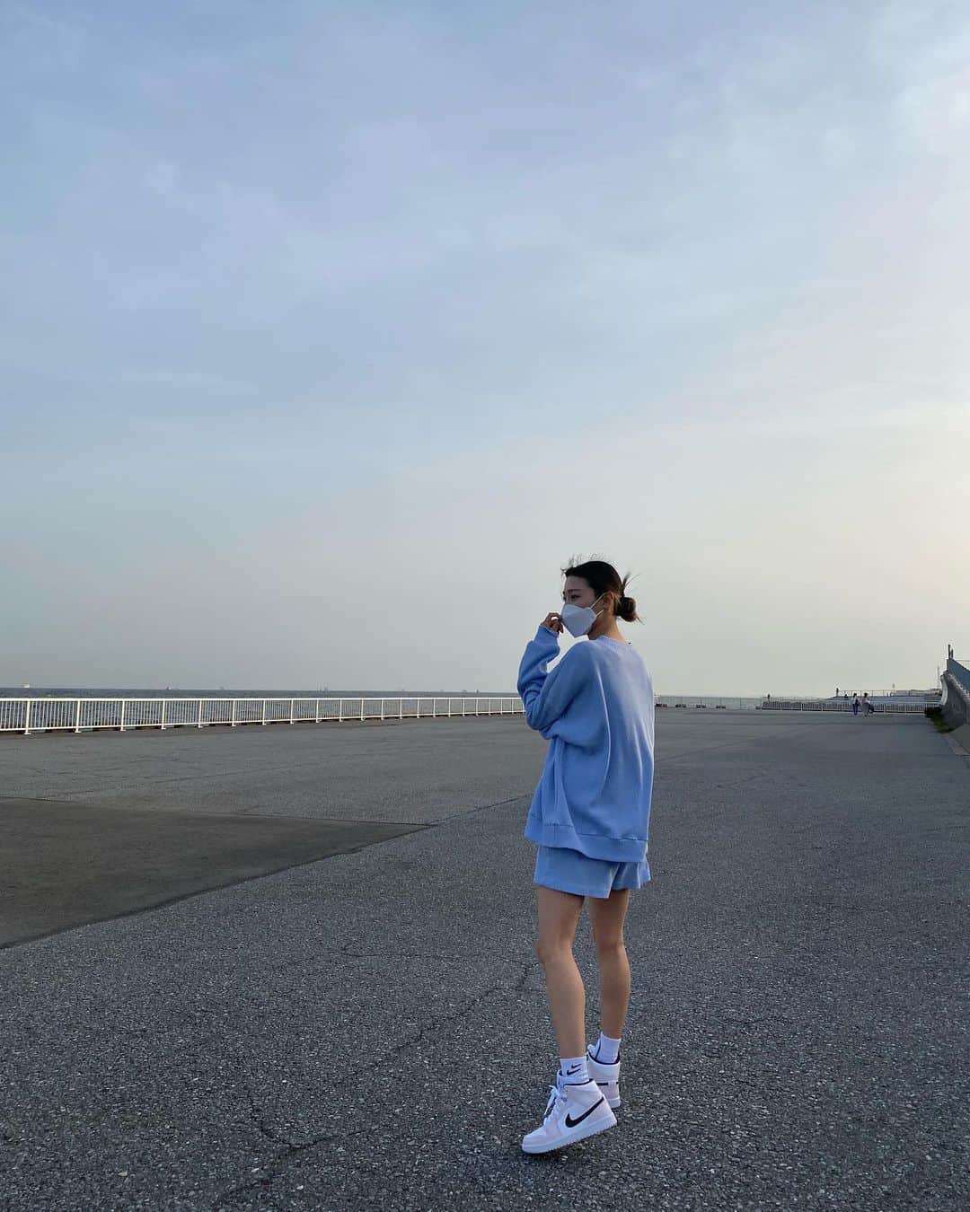 江田友莉亜のインスタグラム：「天気最高だったな~🤍💙  setup : @blackup_jp  shoes : @forgetmenots_official  足の筋肉なくしたい…😇」