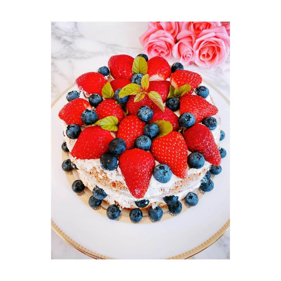 神田うのさんのインスタグラム写真 - (神田うのInstagram)「A cake that my daughter baked with her grandma😍❣️ It ’s the most delicious cake in the world for me.🤣  #stayhome#ステイホーム#mydaughterbaked#cake#withhergrandma#mydaughter#bakedcake#9歳#娘#娘が作ったケーキ#yummy😋😋#yummy😋#yummy#世界一のケーキ#shewantstobe#patissiere#9歳#パティシエール#神田うの#unokanda」5月4日 19時18分 - unokandaofficial