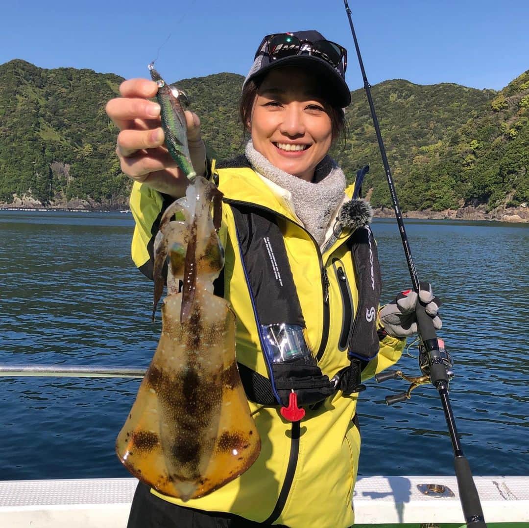 のインスタグラム：「ソルパラTV♥ 念願のアオリイカ🦑 最近ほんっっっっっと釣果が出せなくて寝込んだよ(寝込んではない) ロケで釣りが出来ることに感謝♪ 放送エリアぐんぐん拡大中！！ KBS京都毎週木曜23:30〜 サンテレビ毎週金曜22:30〜 テレビ愛媛毎週金曜26:00〜 テレQ毎週日曜5:00〜 RSK山陽放送毎週水曜25:55〜 YouTubeでアーカイブ残ってます @saltparatv   #ソルトフィッシングパラダイスtv  #釣り番組 #エギング #アジング  #彼方茜香」
