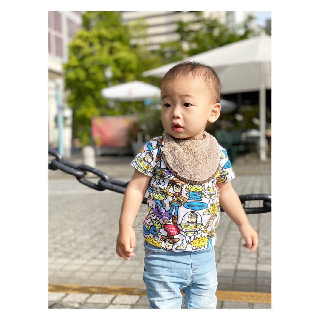 田中雅美さんのインスタグラム写真 - (田中雅美Instagram)「お姉ちゃんのスイミングの間に、ぼくはお散歩。  ・ ・ 飛行機を見つけると、おぉーと叫んでバイバイします。  ・ ・ 自己主張が出てきて、すぐにぎゃーってなりますが、おもろいです。  ・ ・ #1歳4ヶ月 #男の子 #自己主張出てきました #泣くふりします #大変だけど面白い」5月4日 19時47分 - tanakamasami_official