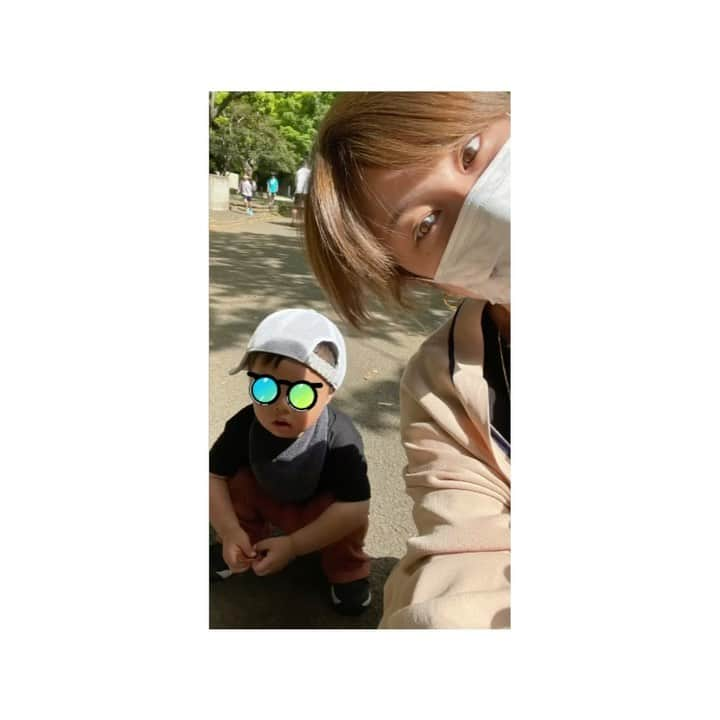 田中美保のインスタグラム：「今日は朝イチで公園散歩🚶‍♀️🚶‍♂️🚶‍♀️ 朝早いと人少なくて気持ちいい♡  そして何故か後ろに手を組んで歩く我が子😂😂😂 お父さんの真似かな？？w  今日の👶のTシャツ👕は @takaosakai0330 ✖️ @goodneighbors_shirts  のもの🙌 バックプリントが写真映えして可愛いかった♡♡♡  #休日散歩 #朝イチ #GW」