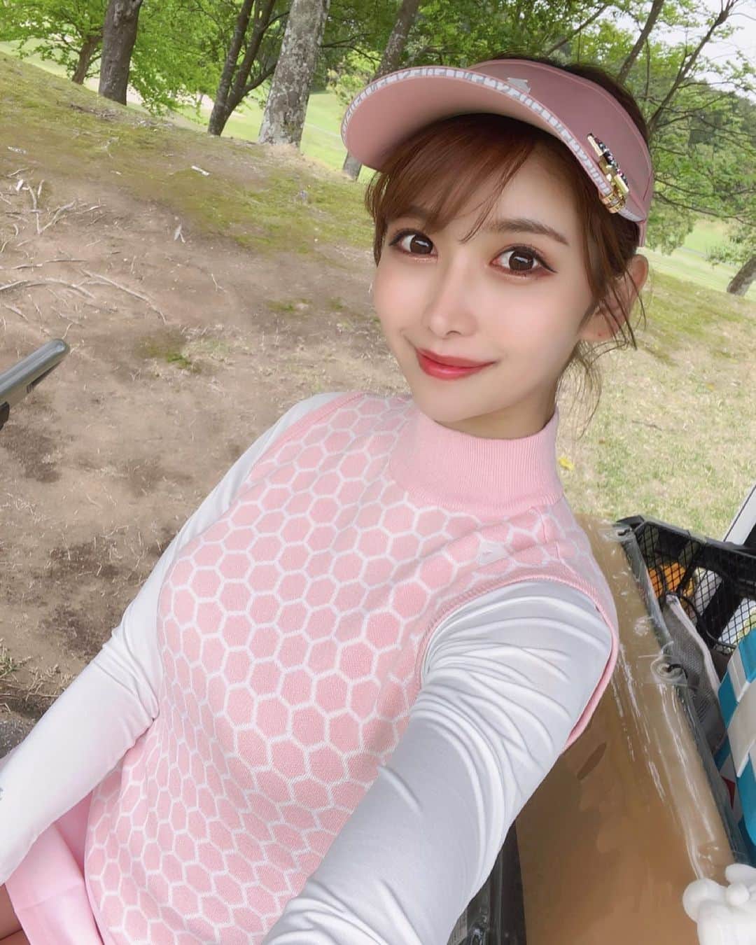 のインスタグラム：「. こんばんはっ🥰 GWはゴルフ行けてないので少し前のぴんくちゃんを💓 . 自撮りにもなかなか慣れない🤔 写真撮る時、いっつも同じ顔しちゃうの、、。 バリエーション無し。笑 色んな表情できるようになりたいなぁと密かに思ってる🤫💭 . #ゴルフ女子#ゴルフ初心者#ゴルフ#ゴルフウェア#ゴルフコーデ#ゴルフ好き#ゴルフ好きな人と繋がりたい#ごるふ女子#デサントゴルフ#デサゴルゴルファー#自撮り#自撮り女子#golf#golfstagram#golfswing#golfgirl#golflife#golfwear#descentegolf」