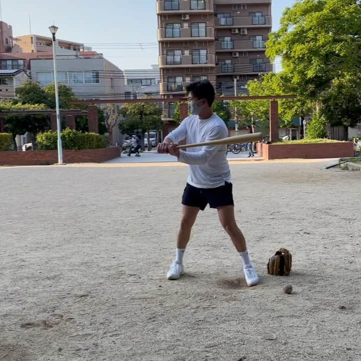 大野晃佳のインスタグラム：「天気が良かったので素振りしました^_^  Moon shot!🌝  (撮影：同期の泉氏)」