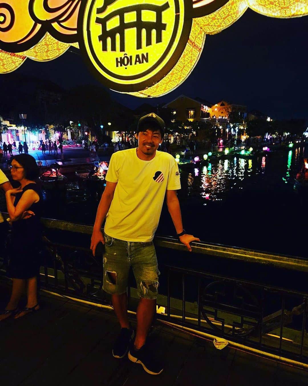 松井大輔のインスタグラム：「Hoian   ゴールデンウィークいかがお過ごしですか？ photoは空き時間に撮りました。  ホイアンにいた滞在時間20分、短い。 遠征先門限22時。笑  #vietnam  #hoian #hộian  #travel  #trip #airport  #ホイアン #ゴールデンウィーク #photography  #enjoy  #enjoylife  #船 #boat  #ship #style  #fashion #happy #japanese」