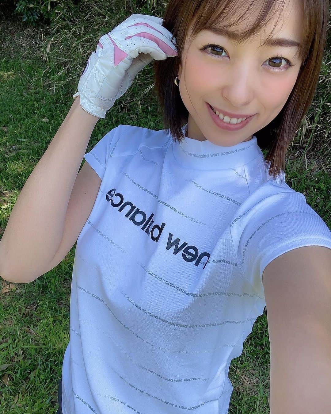 RIKAのインスタグラム：「. 半袖でゴルフできる季節になりましたね⛳️ このハイネックシャツが最近のお気に入り💖 @newbalancegolf_japan  . 軽装は楽でいいね♫ やっぱりゴルフはあったかい時期が一番です😊✨ . . . #ゴルフ#golf#⛳️#ゴルフ女子#ゴルフ好き#ゴルフウエア#ゴルフコーデ#ゴルフスイング#골프 #골프웨어 #골프스윙 #여행 #해외여행 #골프스타그램 #골프중독 #와인 #소주 #좋은시간#newbalance#newbalancegolf#ニューバランス」