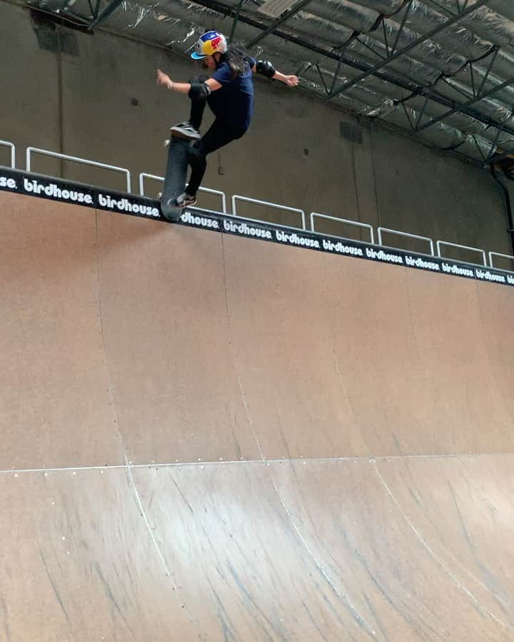 四十住さくらのインスタグラム：「Crail, tail, NOSE 👃  This Ramp is So Sick 🤒  📸 @willysantos   thank you🙏 @tonyhawk   #iloveskateboarding  #vertskateboarding   @poloralphlauren  @redbulljapan @redbullskate @redbull @vansskate @vans #bennu @five_cross_skatepark  @goueda13mind #13mind @powellperalta  @oomiya_eyewear @oomiya_wakayama @bonesbearings @willysantos  @boneswheels @independenttrucks  @187killerpads @mobgrip @protec  @stance_japan  @visionrampsjapan」