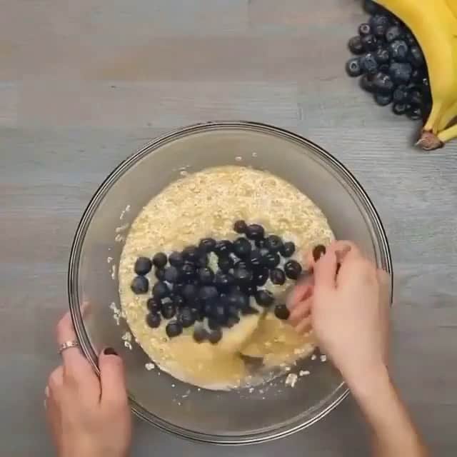 Sharing Healthy Snack Ideasのインスタグラム：「Blueberry Banana Pancakes⁣ 🥞🍌  🎥 Credit:- @buzzfeedtasty ❤️❤️  ⁣ Super tasty and bouncy blueberry banana pancakes you can whip up in just 10 minutes! Perfect for a healthier pancake breakfast. ⁣ 📝Ingredients📝 (For 4 servings)⁣ 2 ripe bananas⁣ 2 eggs⁣ 1 tsp vanilla extract⁣ ½ cup quick-cook oats (70 g)⁣ ½ cup blueberry (50 g)⁣ ⁣ 👩‍🍳Preparation⁣👨‍🍳 ⁣ 1. Mash the bananas in a large bowl until it resembles a thick puree. Combine with the eggs and vanilla, then mix in oats. Fold the blueberries in carefully.⁣ 2. Heat a skillet to a medium heat and add in a scoop of the pancake batter. Smooth out to form an even layer. Cook for about 2-3 minutes until you start to see bubbles releasing from the top of the batter. ⁣ 3. Flip and cook until the other side is golden brown, only taking a few minutes.⁣ 4. Add your favourite toppings to the pancakes! (syrup and Greek yogurt go perfectly).⁣ ⁣ Nutritional Information (Per serving)⁣ Calories: 162⁣ Total fat: 3.7g⁣ Saturated Fat: 1g⁣ Cholesterol: 90mg⁣ Sodium: 36mg⁣ Carbohydrate: 28g⁣ Of which sugars: 8.9g⁣ Fiber: 3.4g⁣ Protein: 6.2g  Love this Recipe By @buzzfeedtasty ❤️  ..................................」