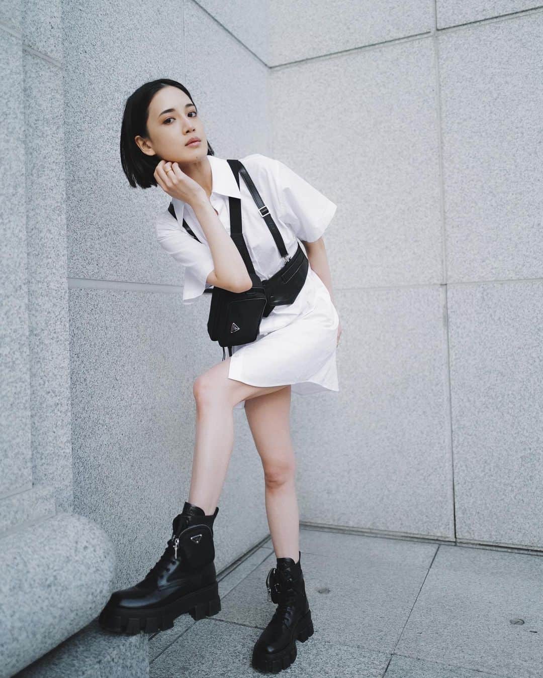 のインスタグラム：「暖かい日の#karenstyle  お気に入りのPRADAのブーツとバッグ🐼」