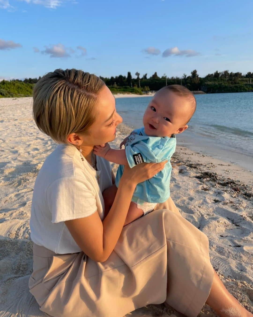 ERIKAのインスタグラム：「𝑰 𝒍𝒐𝒗𝒆 𝒕𝒐 𝒔𝒆𝒆 𝒚𝒐𝒖 𝒔𝒎𝒊𝒍𝒆❤︎  #momlife #baby #laugh #smile #beach #loveislove」