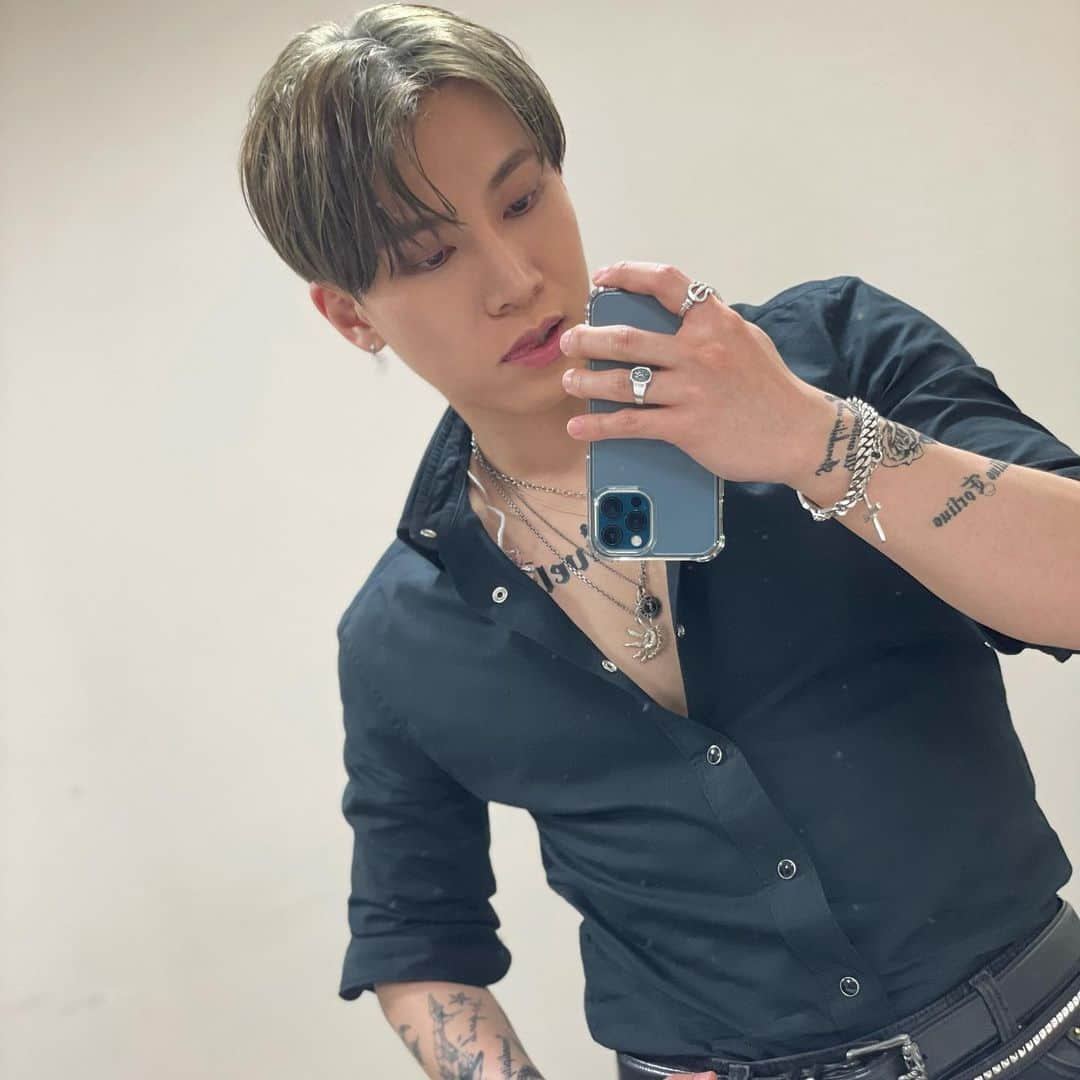 ウングァンさんのインスタグラム写真 - (ウングァンInstagram)「‘ Back door ‘ last set of selfies 📸」5月4日 23時29分 - btob_silver_light