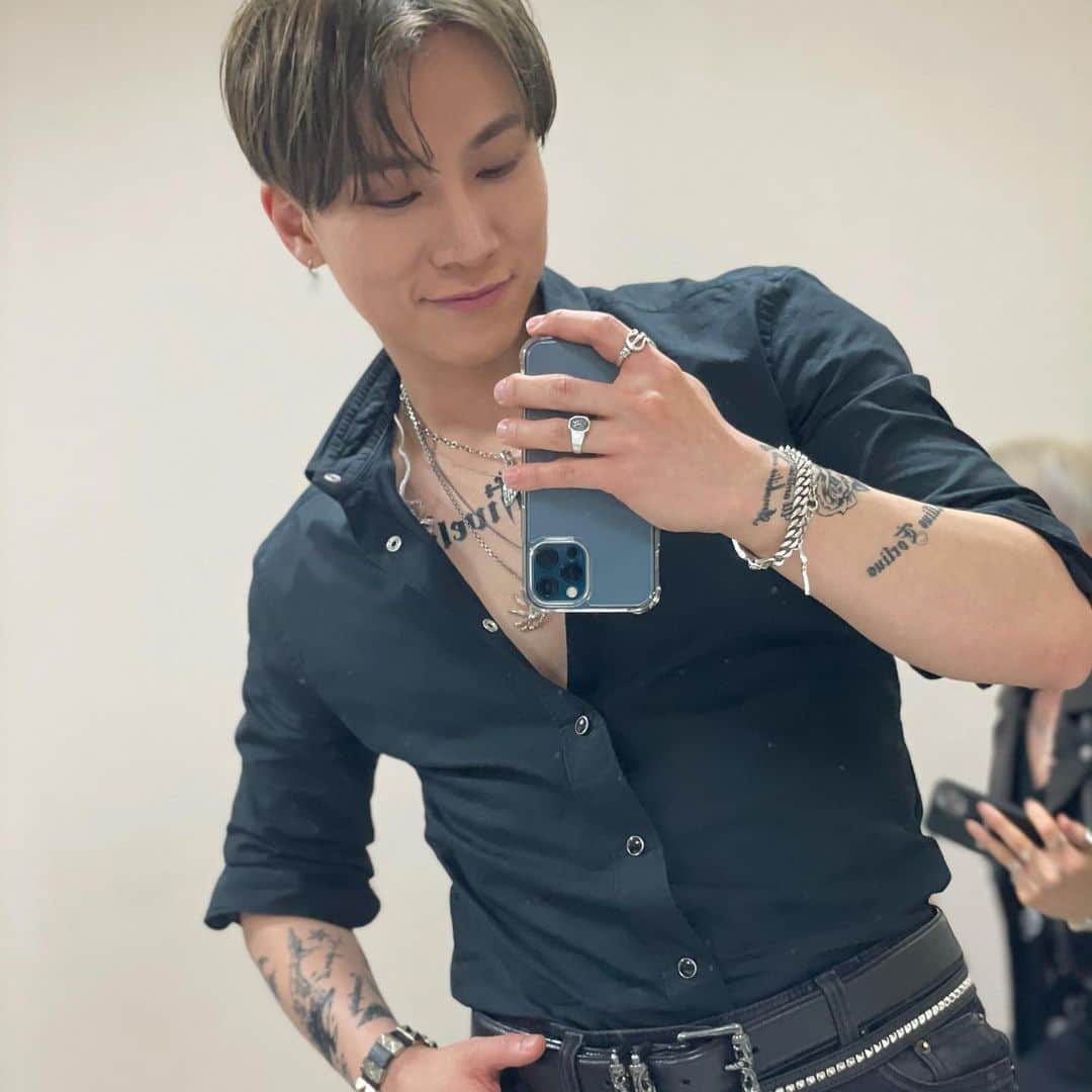 ウングァンさんのインスタグラム写真 - (ウングァンInstagram)「‘ Back door ‘ last set of selfies 📸」5月4日 23時29分 - btob_silver_light