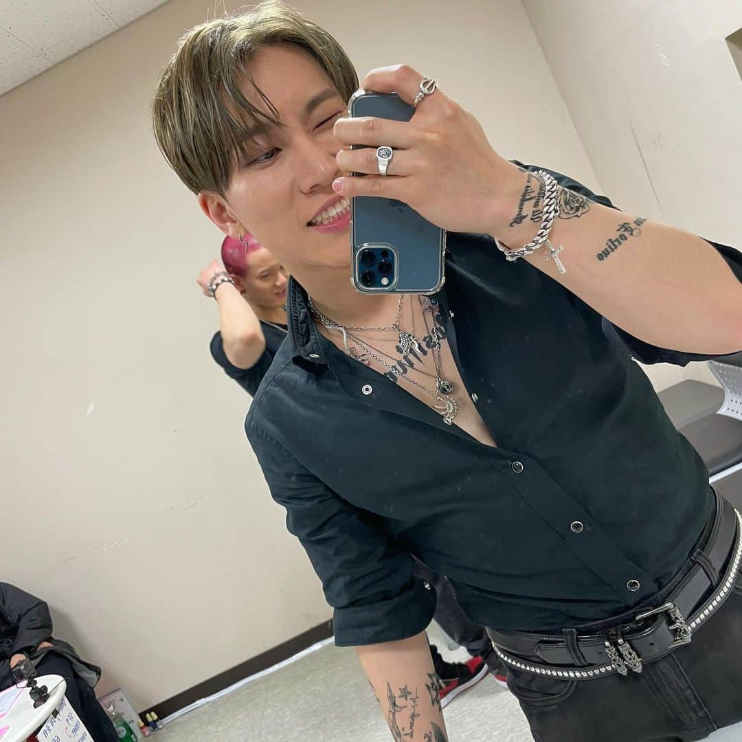 ウングァンさんのインスタグラム写真 - (ウングァンInstagram)「‘ Back door ‘ last set of selfies 📸」5月4日 23時29分 - btob_silver_light