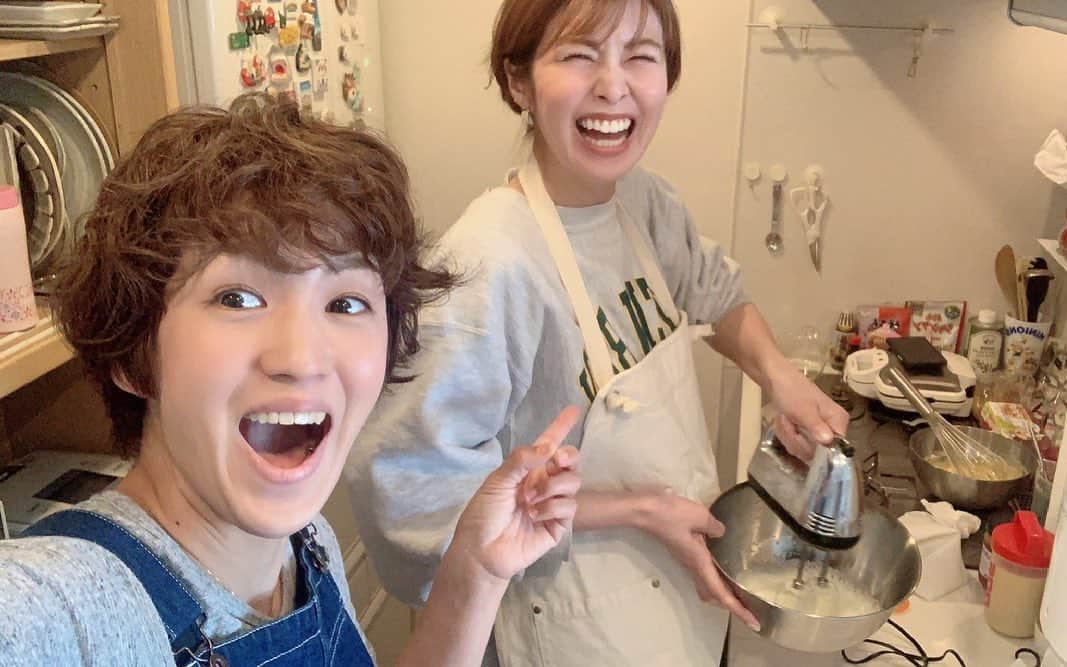 木村沙織さんのインスタグラム写真 - (木村沙織Instagram)「. ちょっと前のことだけど sunnyでも 焼菓子を出せるよう、 レッスンを受けました☺️🌷 . . みやの作るお菓子は ほんとにどれも美味しくて 昔っから大好き🍩🍪🧁🍮💖💖 . バレンタインの日も 一緒にクッキー作ってもらってたな〜😂🍪🍪🍪w . 楽しくてあっという間の一日でした👩🏻‍🍳👩🏻‍🍳 みやちゃん、ほんとにほんとにありがとう😌😌 . . #みやのクッキー オーダーできますよ🤫  ↓ @m.yurikari」5月4日 23時30分 - saoriiiii819