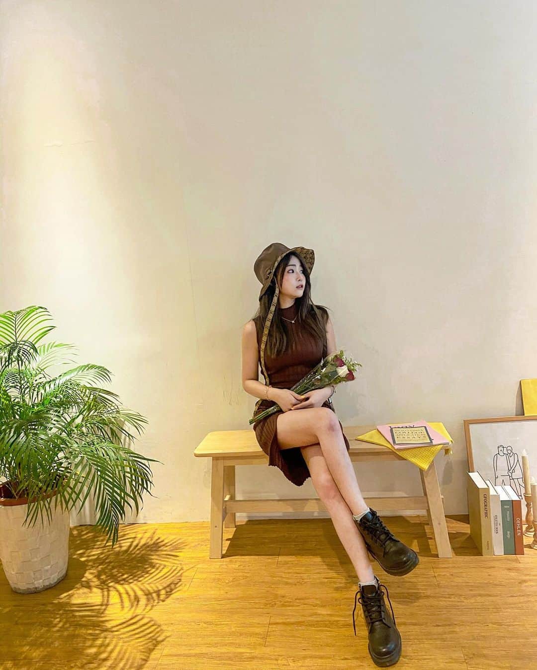 徐薇涵（Wei Han Xu）のインスタグラム：「走在路上看到阿北賣花 買起來增添好心情💕  第三張是說 來來來 請過🤣」