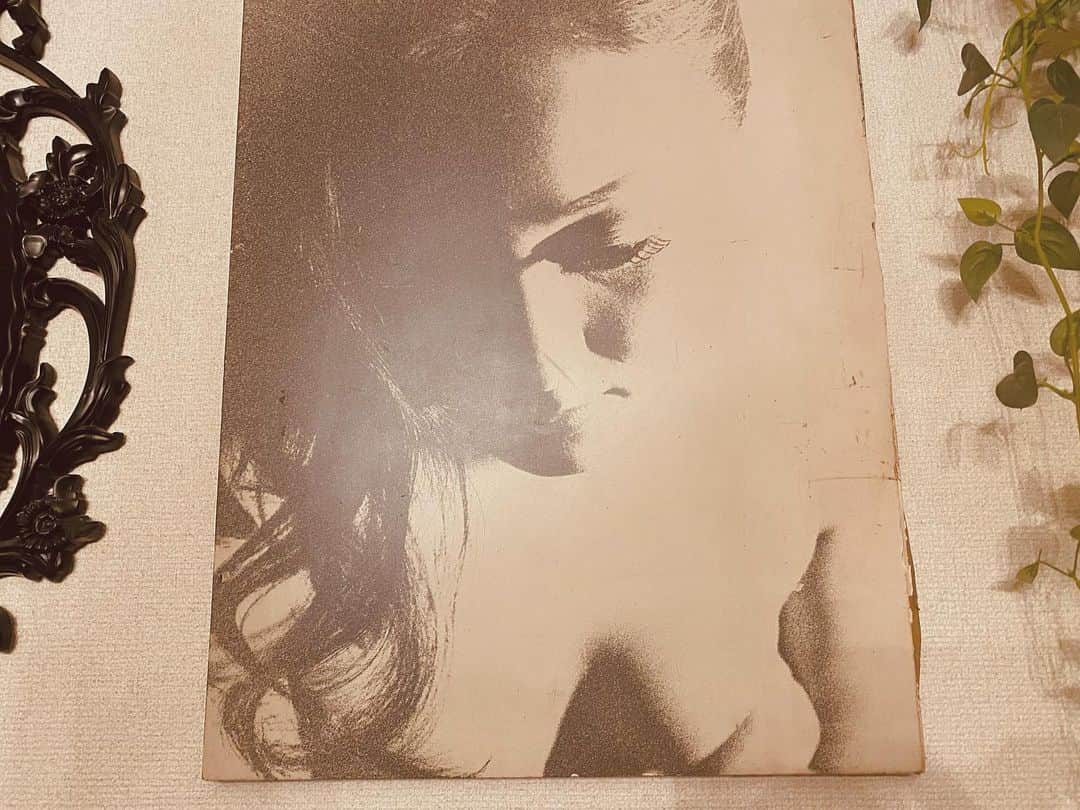 浅川悠のインスタグラム：「My mom when she was a model.  モデル時代のママの写真☺️ ⠀ #voiceactor  #mymother」