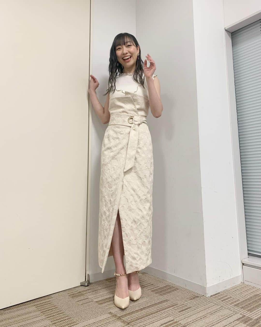 須田亜香里さんのインスタグラム写真 - (須田亜香里Instagram)「さんま御殿観てくださった皆様、ありがとうございました☺️  ドケチで無駄に貯金しまくってる人と思われちゃったかもしれないけど、ちゃんと欲しいものも買うし、後輩にお礼したくて奢ることもあるよ！ でも、財布を開く瞬間には値段以上の想いを乗せたい願望があるのです☺️  それから、髪色めちゃくちゃ褒められて嬉しいです〜🌼 この日染めたてだったの。 去年の9月に一回ブリーチして以来透け感のある髪色を毎月楽しんでます。 今回はグレー🖤ブリーチすると退色の過程も色が可愛いし、毎日気分転換になるから1ヶ月ずっと幸せなのです。 そして、まだ地毛が鎖骨くらいの長さなので安定のエクステです！ ももさんに担当していただいています♡ @momomika0314   あとお洋服気になってくれてる方多かったので… トップス→ @randa_pic  スカート、靴→ @eimyistoire_official  #須田亜香里衣装 #スリットスカート #エクステ #ブリーチカラー #グレージュカラー」5月4日 23時39分 - akarisuda