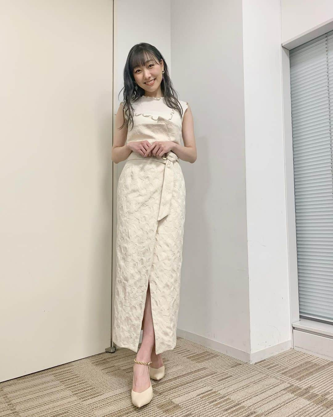 須田亜香里さんのインスタグラム写真 - (須田亜香里Instagram)「さんま御殿観てくださった皆様、ありがとうございました☺️  ドケチで無駄に貯金しまくってる人と思われちゃったかもしれないけど、ちゃんと欲しいものも買うし、後輩にお礼したくて奢ることもあるよ！ でも、財布を開く瞬間には値段以上の想いを乗せたい願望があるのです☺️  それから、髪色めちゃくちゃ褒められて嬉しいです〜🌼 この日染めたてだったの。 去年の9月に一回ブリーチして以来透け感のある髪色を毎月楽しんでます。 今回はグレー🖤ブリーチすると退色の過程も色が可愛いし、毎日気分転換になるから1ヶ月ずっと幸せなのです。 そして、まだ地毛が鎖骨くらいの長さなので安定のエクステです！ ももさんに担当していただいています♡ @momomika0314   あとお洋服気になってくれてる方多かったので… トップス→ @randa_pic  スカート、靴→ @eimyistoire_official  #須田亜香里衣装 #スリットスカート #エクステ #ブリーチカラー #グレージュカラー」5月4日 23時39分 - akarisuda