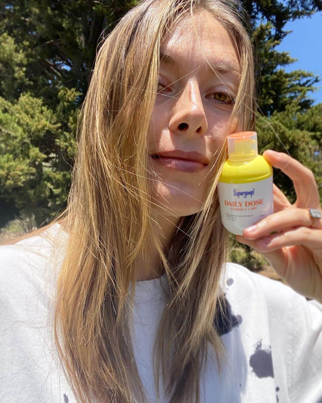 マリア・シャラポワのインスタグラム：「Happy May everyone! The beginning of summer, sunshine rays ☀️ and don’t forget—SPF!!  In honor of skin cancer awareness month, and @supergoop’s fun campaign launch, sharing last weekend’s sunny moment, wearing my new favorite formula, the daily dose. This post would also apply in the winter months, because I truly wear it every single day and it’s always 🌤in Cali. June Gloom, who?!  #WearSunscreen  #SupergoopPartner」