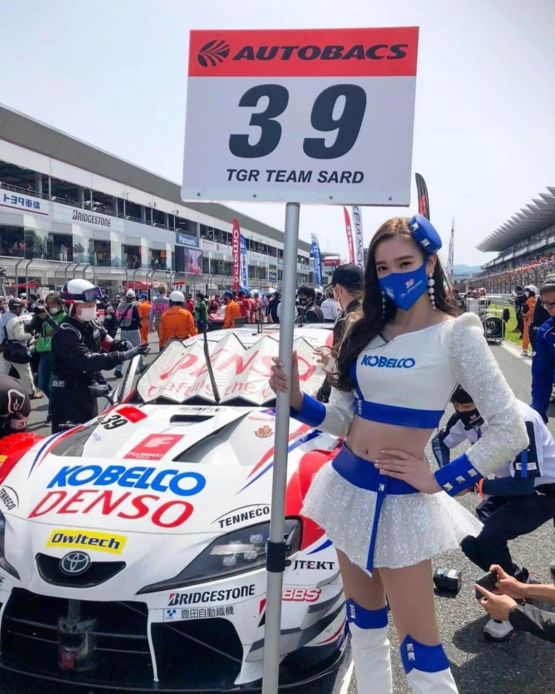 太田麻美のインスタグラム：「SUPER GT Rd,2 富士🗻 TGR TEAM SARDの応援有り難うございました💙❤️ 39号車は、6位でチェッカーを受けました🏁 次戦鈴鹿も引き続き応援宜しくお願いします✨  #supergt #supergt2021 #racequeen #rq #costume #sard #kobelco #kobelcogirls #スーパーgt #富士スピードウェイ #レースクイーン #コベルコガールズ #コスチューム」