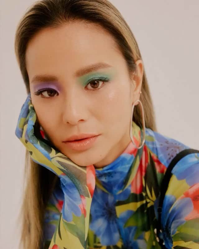 ジェイミー・チャンのインスタグラム：「I can count the times on one hand of the covers I had the honor to be on. (3, maybe 4? Not a lot) Hence the excitement. THANK YOU for having me @byrdie AND MAY THE FOURTH BE WITH YOU!!! The Power Issue, Byrdie's fourth digital issue! ⚡️Link in bio! Catch up on what we had to talk about. 💁🏻‍♀️  With this issue, we want to inspire you to step into your power. You’ll find stories that deep-dive into the appropriation and whitewashing of Asian beauty, as well as iconic Asian beauty moments that deserve celebration. There's a spotlight on mental health awareness too, as there's nothing more powerful than taking care of yourself, allowing space for understanding, and moving forward with less stigma, shame, and fear.  Our hope is this issue, which honors AAPI Heritage Month as well as Mental Health Awareness Month, can help you harness your own power with tools and information you can tap from your computer screen. #representationmatters   PHOTOGRAPHER: @robinlirb CREATIVE DIRECTION: @hilly__c BEAUTY DIRECTION: @gouldhallie STYLING: @abbyyqi HAIRSTYLIST: @kyo_sud MANICURE ARTIST: @makinaill MAKEUP ARTIST: @ayaminishimura FLORALS: @TWIGMEANSZHI PRODUCER: @a.soft.gay Wes Reels: @wesfilms CINEMATOGRAPHER: @thecortizos BOOKING: @talentconnectgroup」