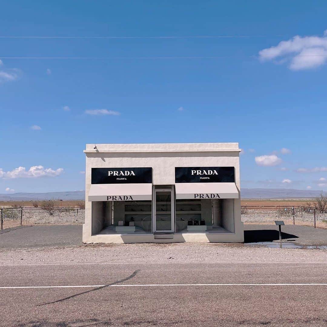 佐藤唯さんのインスタグラム写真 - (佐藤唯Instagram)「Austinから車で7時間 テキサス州Marfaの砂漠地帯にポツンとある可愛らしいPRADAのお店🌵🌼 ・ 「プラダ・マーファ（Prada Marfa）」はマーファのアーティスト、Michael ElmgreenとIngar Dragsetwasの2005年の共同作品だそうです ・ テキサス州広いなぁと思って面積を調べたらなんとテキサス州だけで日本の面積の2倍近く。広すぎる！ ・ #テキサス #テキサス生活 #オースティン #マーファ #ビッグベン #ロードトリップアメリカ #texas #austin #marfatexas #marfaprada #roadtrip」5月5日 0時17分 - y3u2i9