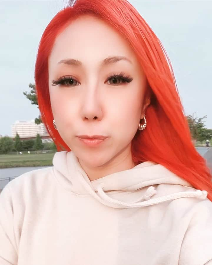 JAMOSAのインスタグラム：「質問です🥰わたしは何をしてるでしょう？今日のインスタライブをキャッチした人は分かるはず😝❤️ヒントはコロコロ🤣　-Quick Quizz- What am I doing?」