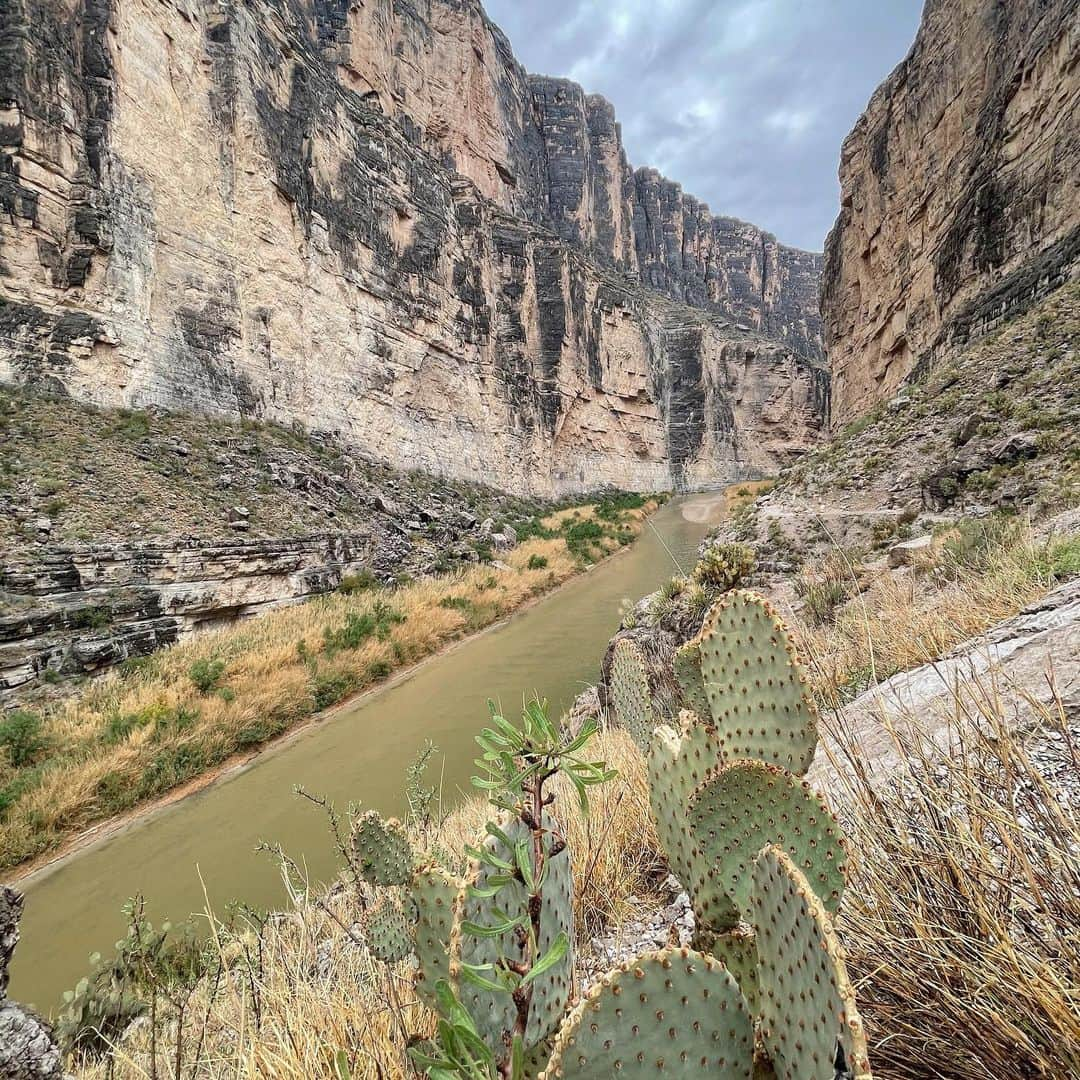 佐藤唯のインスタグラム：「メキシコとの国境にあるビッグベン国立公園🌵 このリオグランデ川が国境になっています🤩 ・ #テキサス #ビッグベン国立公園#リオグランデ川 #国境 #texas🇨🇱 #bigbendnationalpark #riograndevalley #amazingnature」