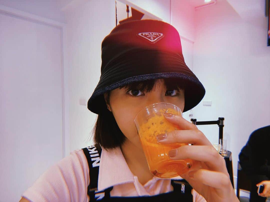 峮峮さんのインスタグラム写真 - (峮峮Instagram)「甜椒蔬果汁🫑🍍♥️ 第一次喝、蠻好喝的耶☺️🌻 你們敢喝嗎？？？ #nottoday」5月5日 1時17分 - qun_04