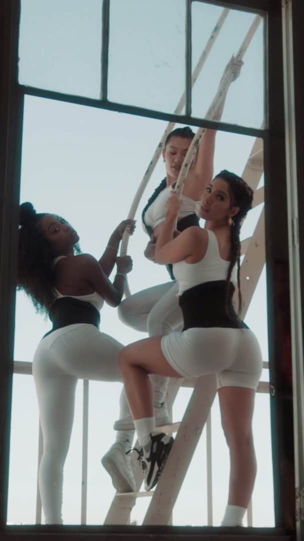 メリッサ・モリナロのインスタグラム：「Been doing my Power Booty band workout and I forget that I'm even working out it's been so much fun! I miss having our class so much. Comment below if you want an online band class like this! To purchase waist trainers and bands LINK IN BIO s/o to my girls @cachemelvin @oliviawong21 can't wait for our next one!! 🎥 @loganjamess @directedby_e」