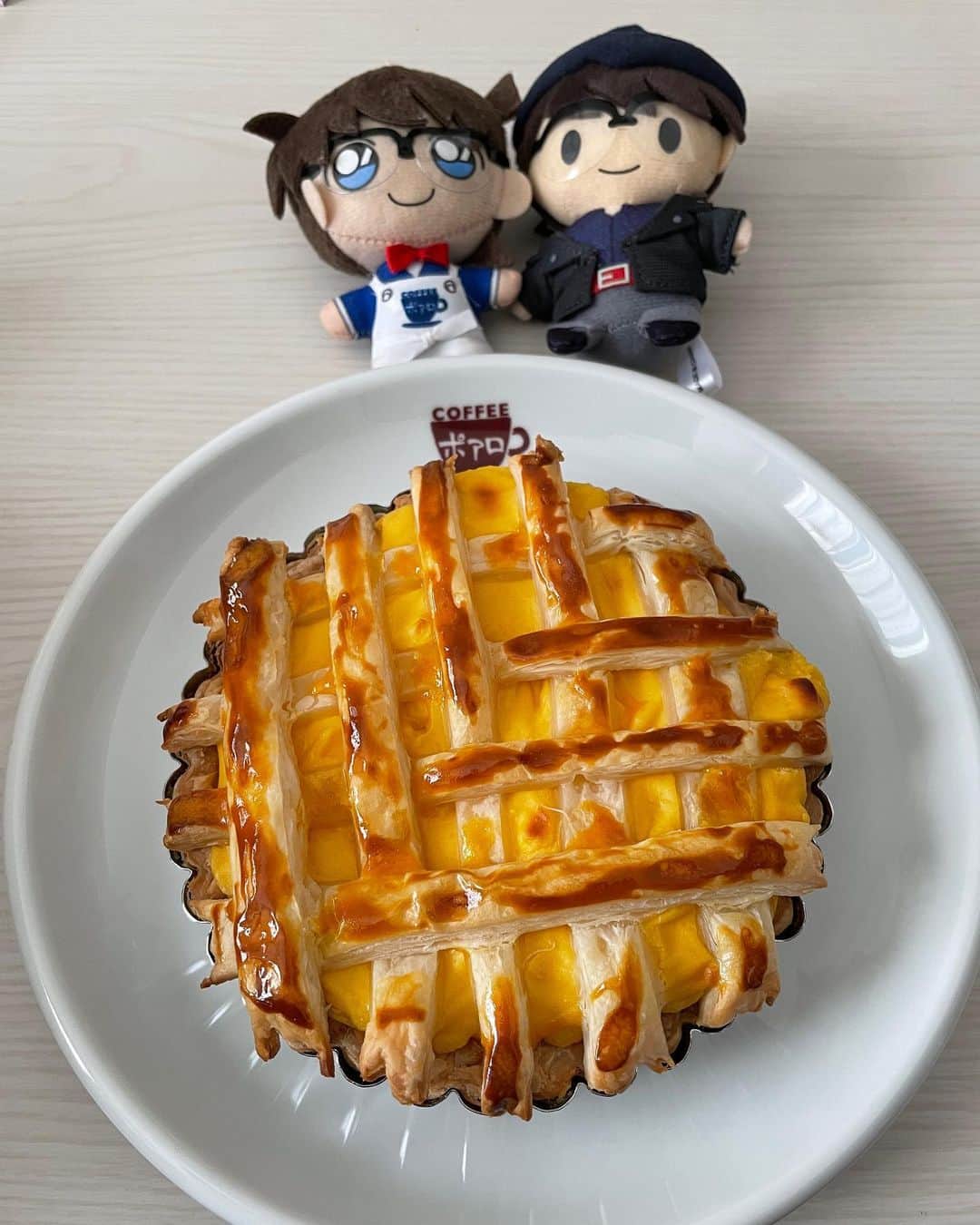 田辺智加のインスタグラム：「工藤新一、江戸川コナン 誕生日ということで レモンパイ焼いたよ！ 材料にもこだわったの。 蘭ちゃんのレモンパイにはとうてい敵わないけど、、、 私なりに美味しく出来たよ。 #名探偵コナン #江戸川コナン #工藤新一 #毛利蘭 #レモンパイ #5月4日生まれ」