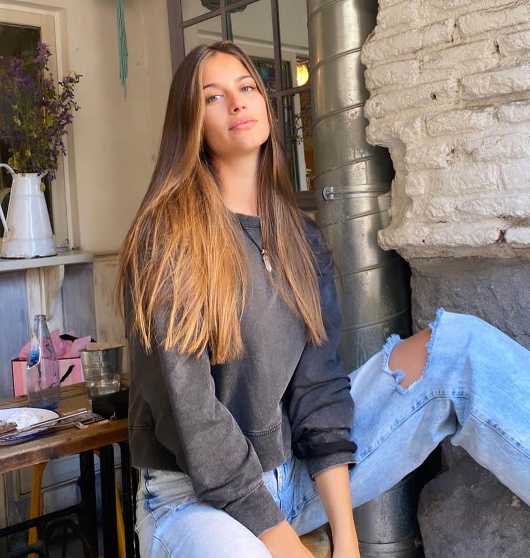 デシレ・コルデロ・フェレールのインスタグラム：「Chillin ✨👌」