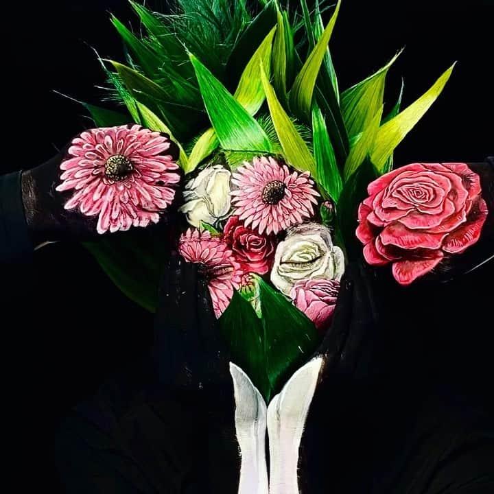 チョーヒカルのインスタグラム：「It’s blooming season!!🌸🌸🌸  動画〜💐   #bodypaint #flower #art #cocosa #チョーヒカル」