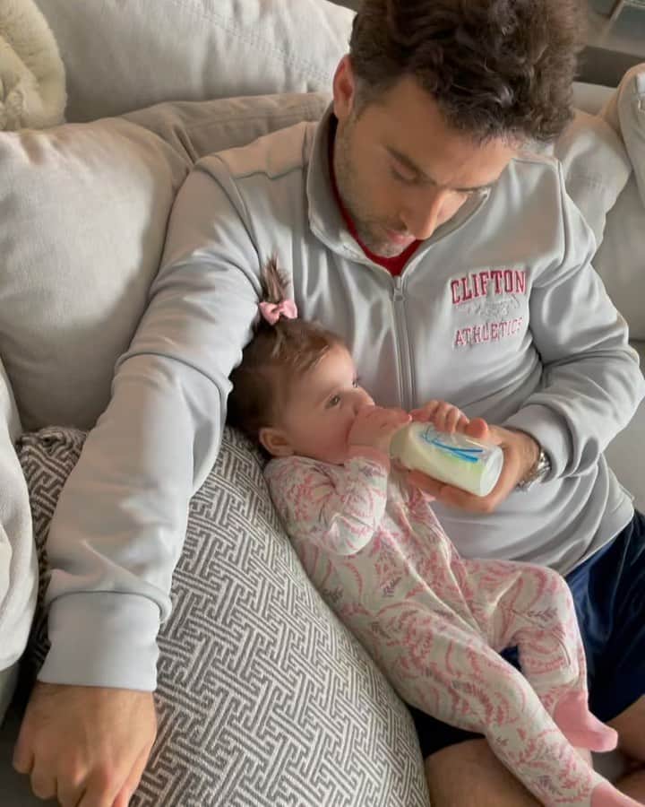 ジュゼッペ・ロッシのインスタグラム：「Our own little moment ❤️🥰❤️ #myangel #futbolfans #girldad #bonding」