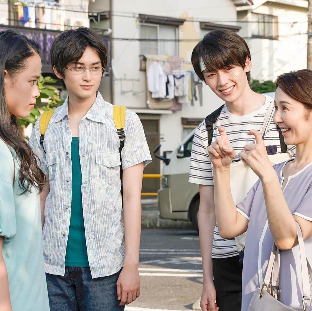 のインスタグラム：「🎦 映画『僕が君の耳になる』東京公開再延期のお知らせ﻿！  6/25（金）～に決定致しました。 大阪・神戸に関しましては、決定次第ご報告いたします！  しかしながら… 今回の「劇場がよくて映画館は休業要請」は解せないわ…  映画『僕が君の耳になる』公開延期のお知らせ﻿ ﻿ 5月7日（金）よりヒューマントラストシネマ渋谷で公開を予定しておりましたが、﻿ 5月14日（金）に延期になりました事をお知らせいたします。﻿ ﻿ 尚、今後の緊急事態宣言の状況で再延期もございます﻿ その際にはまた、ご報告させていただきますので何卒宜しくお願い致します。﻿ ﻿ 大阪、神戸の日程は現在のところ変更はございません。﻿ ﻿ ﻿ 追加の公開も決まりましたので、お知らせ致します。﻿ ﻿ ■2021年6月26日〜7月17日予定 名演小劇場（愛知県名古屋市）﻿ ﻿ http://meien.movie.coocan.jp/﻿ ﻿ ﻿ ■2021年6月3日〜6月23日予定 シアタードーナツ（沖縄県沖縄市）﻿ ﻿ https://theater-donut.com/﻿ ﻿ ﻿ ﻿ 子供が生まれてから映画館には気軽に行けなくなって﻿ 映画館に託児所があればな、と思うこの頃です﻿ 私もどうにかして劇場に行きたいと思ってます！  #僕が君の耳になる #映画 #2021映画 #小松みゆき #HANDSIGN」