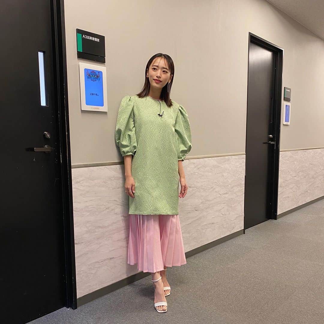 近藤千尋のインスタグラム：「GW最終日✨ あっという間だったなぁ~😂 子供達は早く学校に行きたいみたい😍🥰  今日放送の 水曜日のダウンタウン衣装です♥️ 今回も沢山笑いましたー🥰 是非ご覧ください🌼  ワンピース @msgm_tokyo  アクセサリー @e.m.portrait  サンダル @dianashoespress」