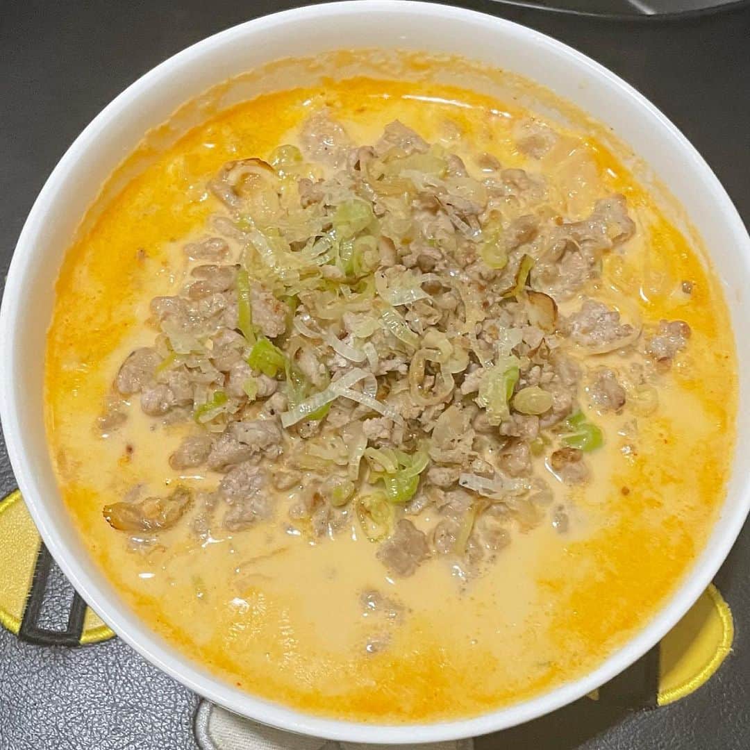 菊地優志のインスタグラム：「辛ラーメンを担々麺風に作ってみました(^^)  550ccの水を入れるところ、水を250cc牛乳を300ccで作ってみました\(//∇//)\  具は、挽き肉とネギを炒めたものをのせました(^_^)  牛乳を入れたので味がマイルドになり、マイルドの中にもピリ辛があって非常に美味しかったです☆☆  またいろいろアレンジして作りたいと思います♪♪  皆さんも是非是非辛ラーメン作って食べてみて下さーい(≧∀≦)」