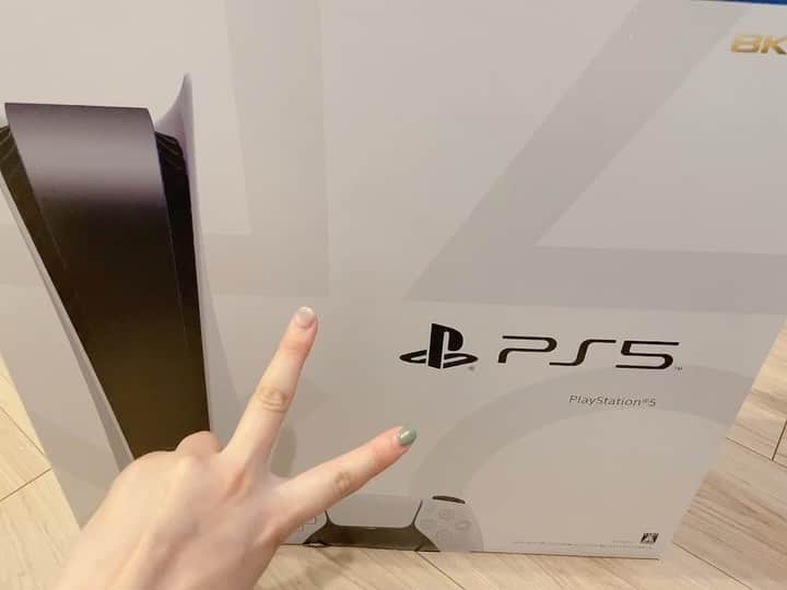 新井愛瞳のインスタグラム：「ついに 我が家に  PS5が やってきました！ 嬉しい！ 何をプレイしようかなぁ  #playstation5 #ps5 #game」
