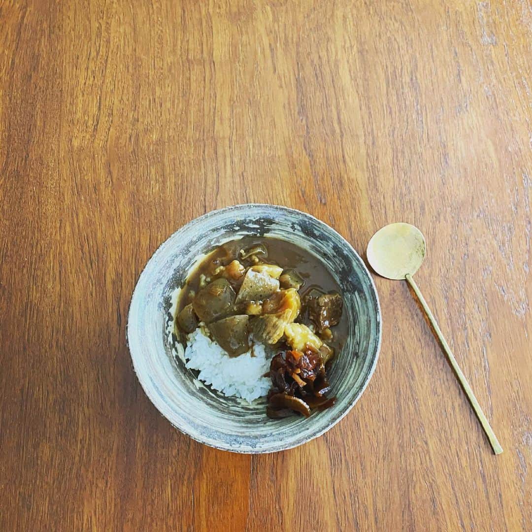 伊藤まさこのインスタグラム：「朝食は牛すじの煮込みをアレンジした牛すじカレー。下町に住む友人にもらった酒悦の福神漬けの出番。」