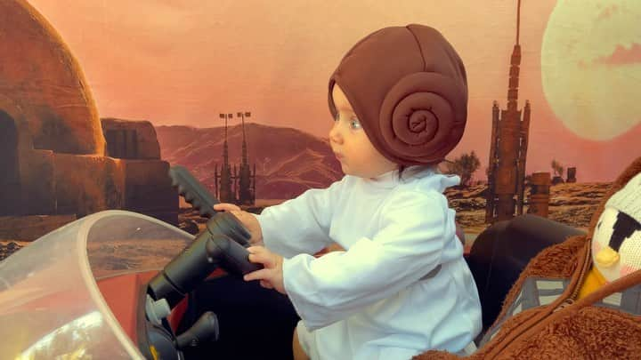 ジュリア・ボスのインスタグラム：「I’d just as soon kiss a Wookiee 😘Happy #maythe4th ✨ #maythe4thbewithyou #princessleia #babycosplay #6months #landspeeder #chewie」